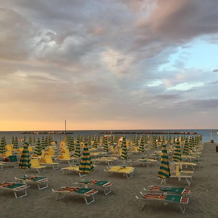 Hotel Viking Rimini Kültér fotó